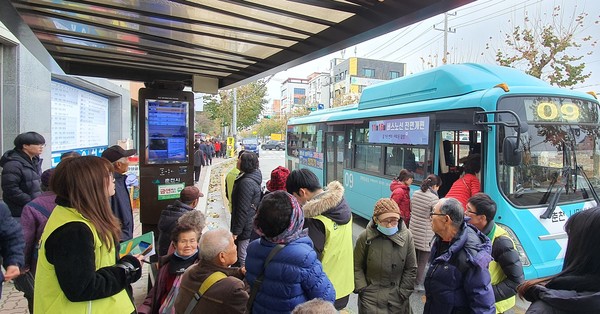 ▲춘천 시내버스 노선이 지난 11월 15일부터 전면 개편돼 운영 중인 가운데 주민 불편으로 노선을 점검, 내년 1월1일1부터 보완된 노선이 운영된다. 사진은 지난 달 25일 춘천 중앙로 일대 버스 정류장. 신관호 기자.