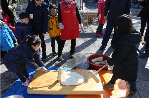 '떡메 쳐서 인절미 만들기' 현장 /사진=국립춘천박물관