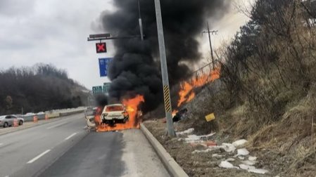 25일 오후 강원 춘천시 동산면 조양리 서울양양고속도로에서 발생한 차량 화재 모습. 불길이 인근 경사면으로 번지고 있다. 강원지방경찰청 제공