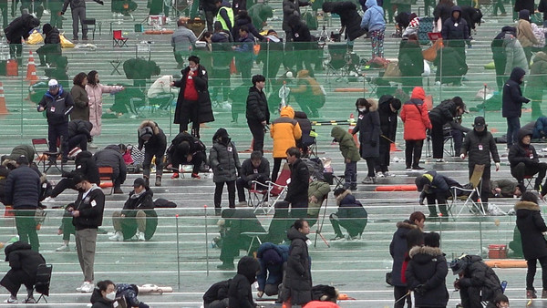 27일 개막된 화천산천어축제장에서 관광객들이 낚시를 즐기고 있다. 김나연 기자