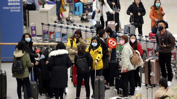 ​국내에서 신종 코로나바이러스 감염증 네 번째 확진 환자가 발생한 27일 오후 인천국제공항 1터미널에서 마스크를 쓴 외국인 관광객들이 입국하고 있다. 연합뉴스국내에서 신종 코로나바이러스 감염증 네 번째 확진 환자가 발생한 27일 오후 인천국제공항 1터미널에서 마스크를 쓴 외국인 관광객들이 입국하고 있다. 연합뉴스​