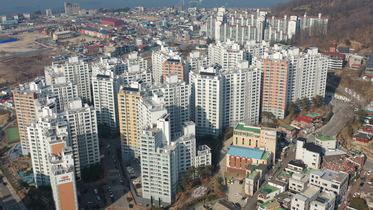 서울주민들의 춘천지역 주택매매거래량이 지난해 사상 최저치를 기록했다. 김나연 기자. [사진은 춘천시내 아파트 밀집지역으로, 기사와 무관.]