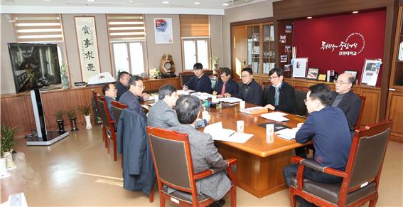 강원대학교는30일 대학본부 회의실에서 김헌영 총장 주재로 '신종 코로나바이러스감염증 긴급대책회의'를 열었다. 사진=강원대 제공