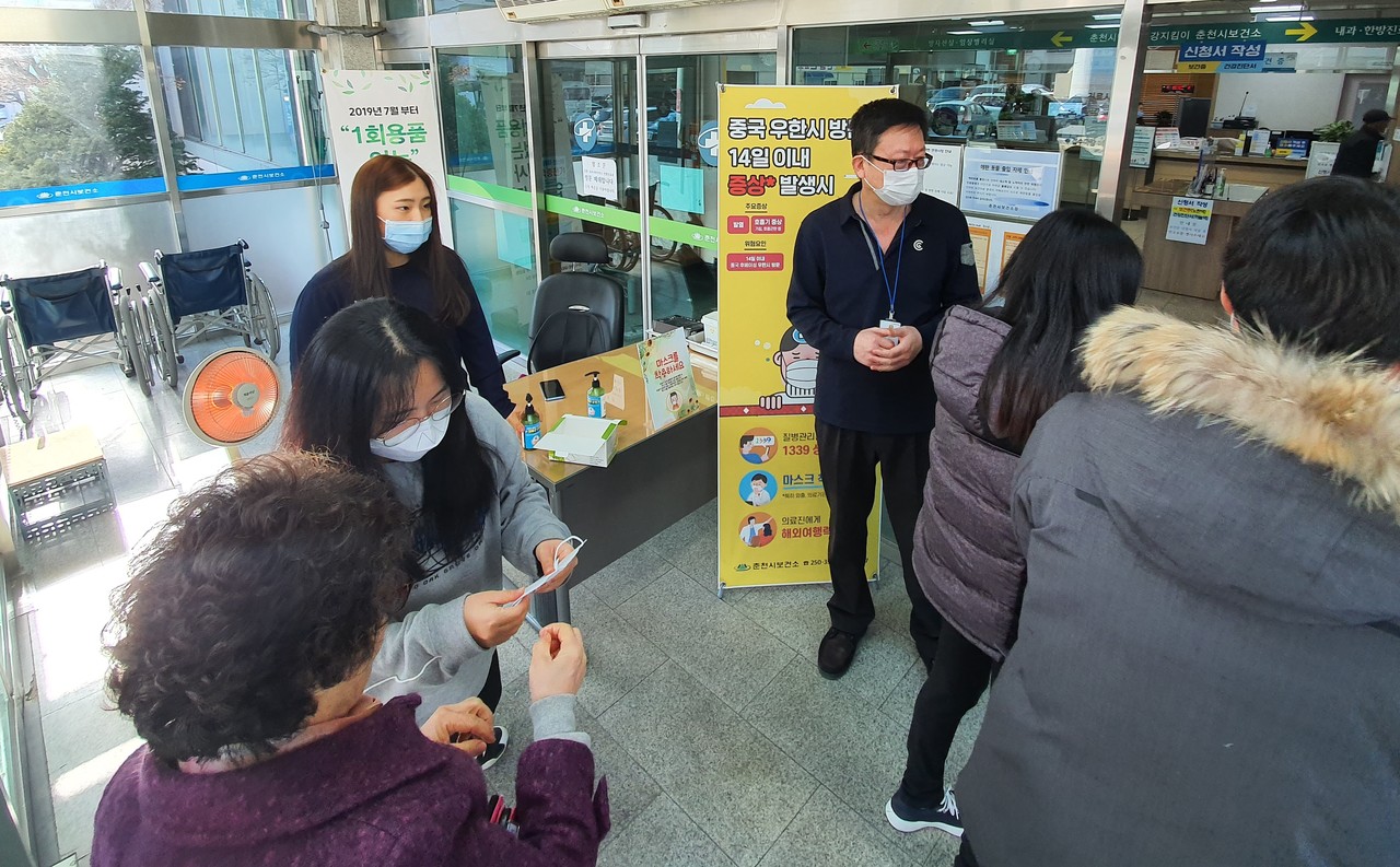 춘천시가 '우한 폐렴'으로 불리는 신종코로나바이러스 확산을 막기 위해 30일부터 시보건소를 통해 마스크 8만개 배부를 시작한 가운데 이날 춘천시보건소에서 마스크가 배부되고 있다. 신관호 기자.