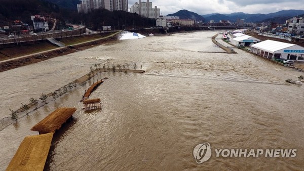 8일 강원 홍천군 홍천읍 홍천강에서 개막(10일)하려던 홍천강 꽁꽁축제장이 물이 넘쳐 침수되는 피해가 발생했다. /사진=홍천군 제공