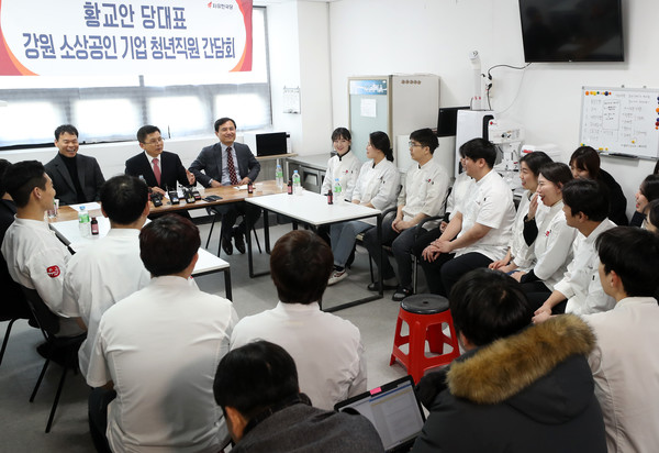 ▲자유한국당 황교안 대표와 김진태 의원이 9일 오후 강원 춘천시 동내면의 지역 제빵기업인 유동부 치아바타를 방문해 직원들과 간담회를 하고 있다. 연합뉴스