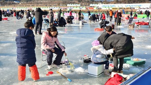 지난해 열린 인제빙어축제 모습. 인제빙어축제 홈페이지 제공