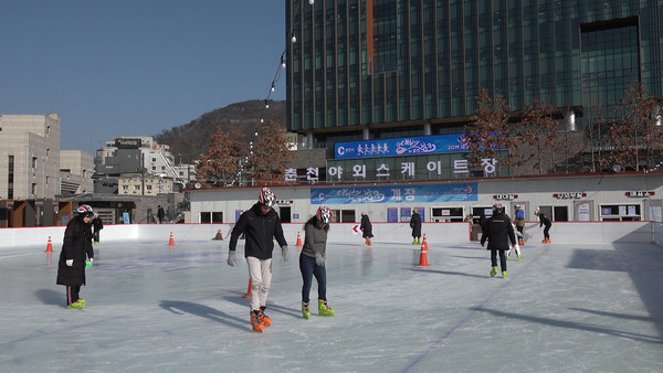 춘천시청 앞 광장에 설치된 '아이스링크 in 춘천' /사진=이정욱 기자