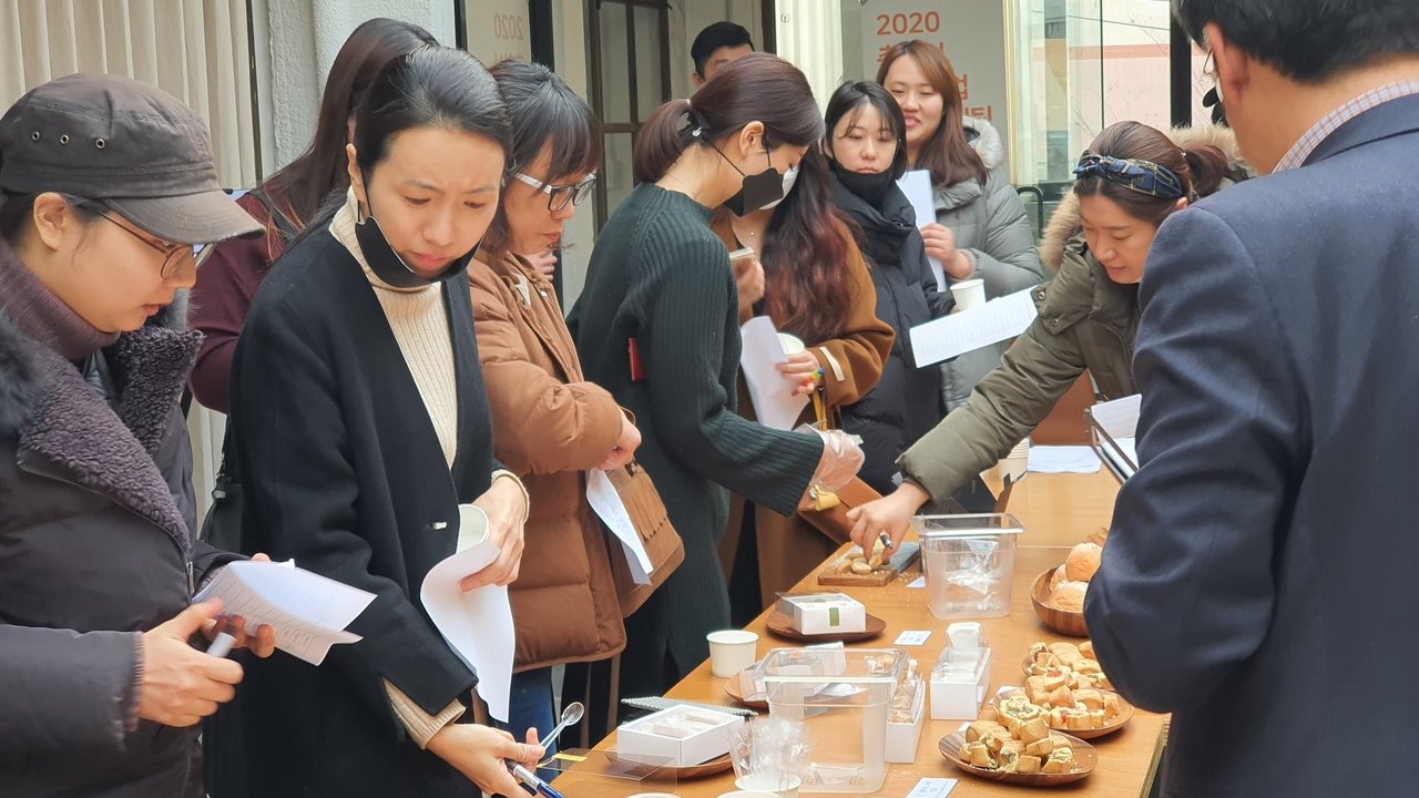 춘천시는 4일 육림고개 인근에 위치한 어반어라운드에서 '춘천 전략작목 활용 디저트'를 열고, 토마토와 멜론, 복숭아로 만든 19종의 디저트를 소개했다. 신관호 기자.