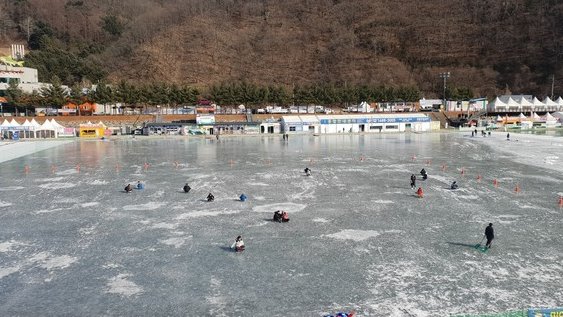 6일 화천산천어축제장 얼음썰매장. 코로나바이러스, 이상고온 여파로 한산한 모습이다.