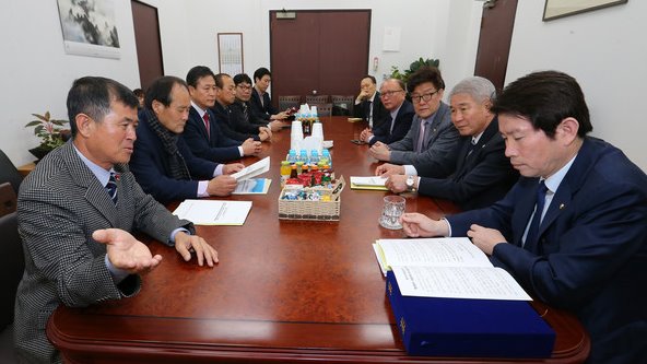 강원도의회와 시군의회 대표들이 지난 6일 서울 여의도 국회 이인영 더불어민주당 원내대표(오른쪽 맨 앞)를 찾아 제21대 국회의원 선거구 획정과 관련해 강원도 정치력 강화를 위해 춘천 분구와 강원지역 선거구 9석 보장을 건의하고 있다. 사진=연합뉴스