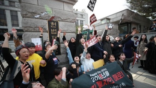 낙태죄 반대를 외치던 시위자들이 지난해 4월 11일 오후 서울 종로구 재동 헌법재판소 앞에서 낙태죄 헌법 불합치 판결 소식을 듣고 낙태죄 위헌 손팻말을 날려 보내는 상징 의식을 하고 있다.(사진=연합뉴스)