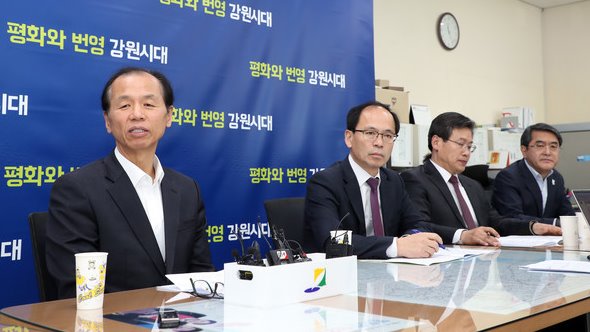 최문순 강원도지사는 13일 도청 기자실에서 ‘소비촉진과 경기활성화 특별대책’ 관련 기자회견을 가졌다.[사진=강원도]