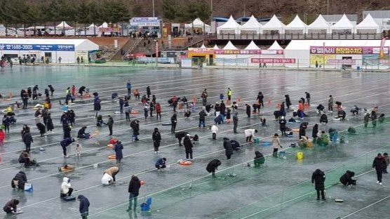 지난달 27일 개장한 화천산천어축제 첫날 얼음낚시터 모습 [사진=김나연 기자]