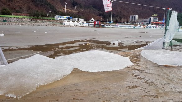 얼음이 얼지 않은 화천산천어축제 얼음낚시터 모습 [연합뉴스 자료사진]