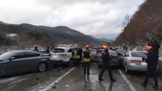 16일 원주시 흥업면 매지리 매지터널 17중 추돌사고 현장 [사진=강원도소방본부 제공]