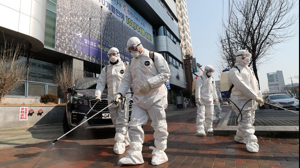 ​​확진자 다녀간 신천지 방역. 20일 오전 대구시 남구 대명동 신천지 대구교회 인근에서 남구청 보건소 관계자들이 방역하고 있다. /연합뉴스​