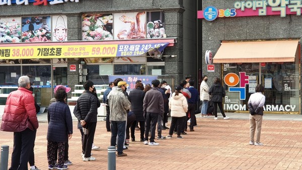 춘천시민들이 지난 3일 오후 춘천시내 한 약국에서 마스크를 사기 위해 줄을 서고 있다. 사진/김서현