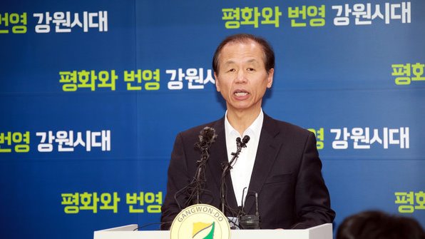 17일 오전 강원도청 브리핑룸에서 열린 코로나19 극복 경제활성화 특별대책 브리핑에서 최문순 강원도지사가 관련 내용을 설명하고 있다.