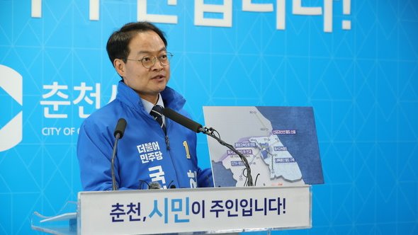 4.15 총선 더불어민주당 춘천·철원·화천·양구 갑 허영 예비후보가 18일 춘천시청 브리핑룸에서 기자회견을 갖고 관련 공약과 경선 각오를 이야기하고 있다. 사진/ 윤왕근 기자