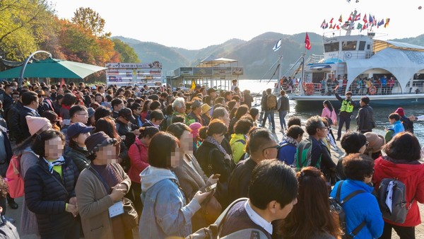 남이섬 선착장에 모인 관광객들. 사진/셔터스톡