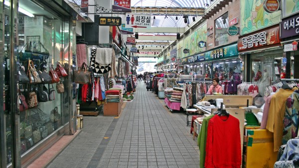 한산한 모습을 보이고 있는 춘천중앙시장. 사진/방정훈 기자