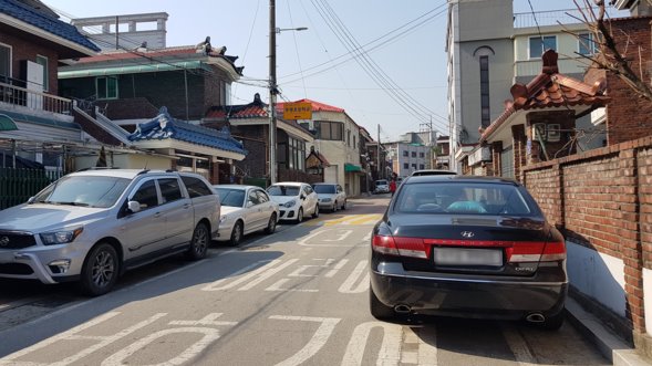 ​민식이법 시행 첫날인 25일 춘천 후평초등학교 인근 스쿨존에 불법주정차량들이 줄지어 서있다. 사진/ 김지훈 기자