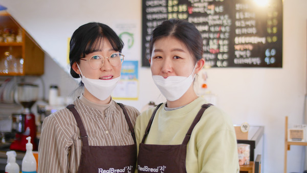 리얼브래드진을 운영하는 지혜진(왼쪽)·지혜연(오른쪽) 자매. 사진/이정욱 기자