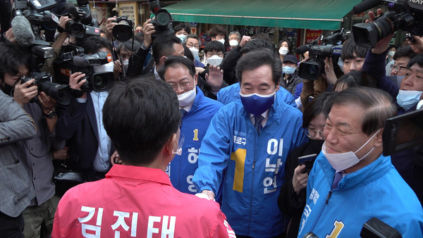 3일 춘천 풍물시장을 찾은 이낙연 더불어민주당 공동상임선대위원장이 유세 중이던 춘천갑 미래통합당 김진태 후보를 만나 악수하고 있다. 사진/ 이정욱 기자