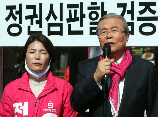 미래통합당 김종인 총괄선대위원장이 3일 오후 인천시 미추홀구 신기시장사거리에서 제21대 총선에 출마한 인천 동구미추홀갑 전희경 후보(왼쪽) 지지를 시민들에게 호소하고 있다. 김 위원장은 7일 춘천을 방문해 춘천 출마 후보들과 강원지역 후보들에게 힘을 보탤 예정이다. 사진/ 연합뉴스