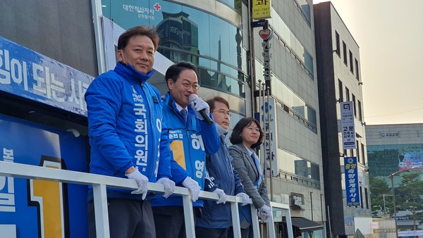 6일 이광재 더불어민주당 강원권역 선대위원장이 춘천갑 허영 후보 지원유세에 나서고 있다. 사진/ 허영 후보 캠프 제공