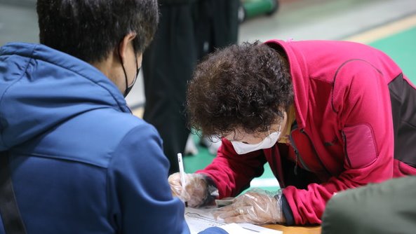 4.15 총선 본투표가 진행 중인 춘천 봄내초 석사동제6투표소에서 유권자가 선거인 명부에 사인하고 있다. 사진/ 김지훈 기자