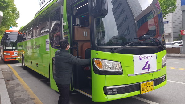 지난 20일 버스 이용객이 춘천시민버스 일부 노선 파업으로 대체된 전세버스에 오르고 있다. 사진/김지훈 기자