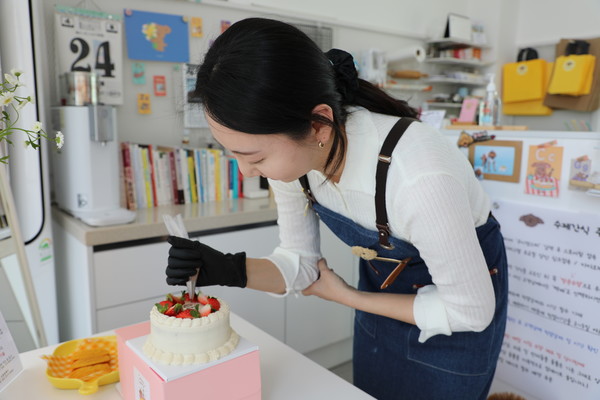 반려견 전용 케이크에 레터링 작업 중인 김효은 대표. 사진/이정욱 기자