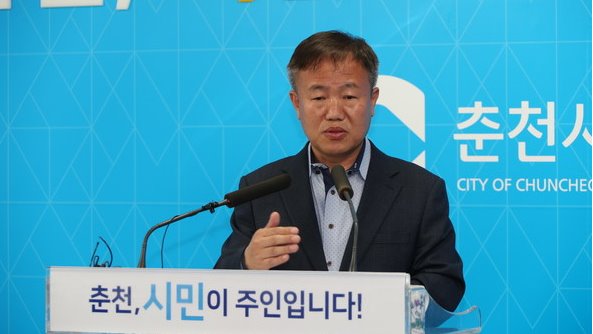 이재수 춘천시장은 24일 춘천시청 브리핑룸에서 기자회견을 갖고 춘천 시내버스 공영제 추진 논의를 시작하겠다고 밝혔다. 사진/ 춘천시 제공