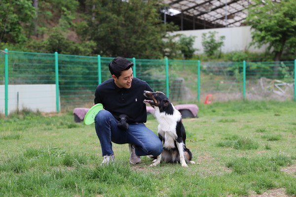 이준한 대표와 반려견 호크. (사진=김지훈 기자)