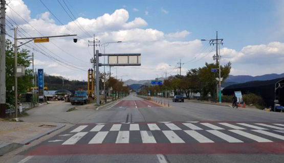 최근 춘천시가 초등학교 주변도로 10곳과 유치원 인근도로 1곳에 무인교통단속 카메라를 설치할 계획을 마련한 가운데, 미래숲유치원 주변도로 1곳이 이번 교통단속 카메라를 설치하게 될 경우 기존 시속 60㎞인 자동차 주행 제한속도가 30㎞로 변경될 방침이다.