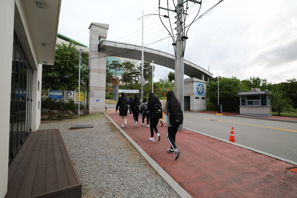 고3 등교 개학이 시작된 20일 오전 춘천여고 교문으로 학생들이 등교하고 있다. 코로나19 사태로 등교 개학이 미뤄진 지 80일 만이다. (사진=윤왕근 기자)