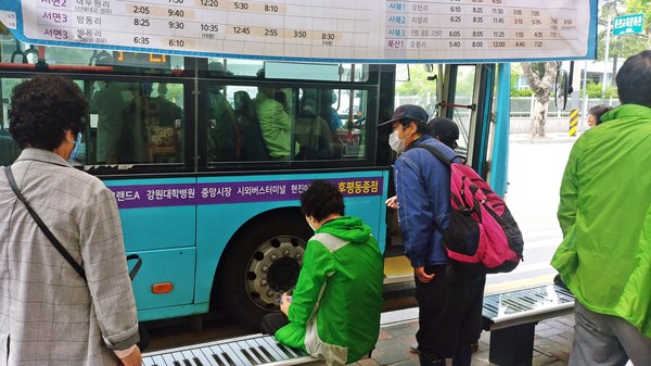 정부의 '교통 분야 방역 강화 방안'이 처음 내려진 26일 오전 춘천 중앙시장에서 마스크를 쓴 채 버스를 기다리고 있는 어르신들. (사진=방정훈 기자)