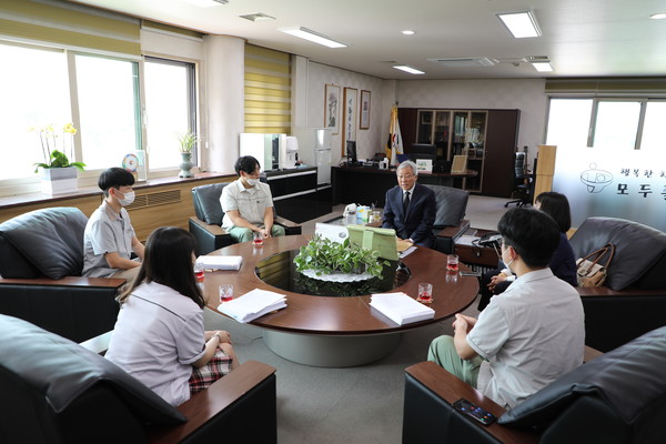 춘천고, 성수고, 성수여고 등 3개 학생자치회는 5일 오전 강원도교육청을 방문, 민병희 교육감에게 오피스텔 건립 반대 탄원서를 제출했다.(사진=윤왕근 기자)