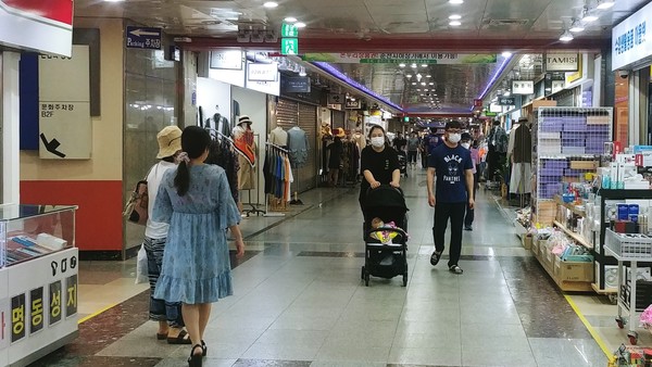 14일 오후 많은 춘천시민들이 춘천지하상가에서 쇼핑을 즐기고 있다. (사진=방정훈 기자)