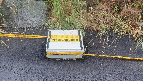 춘천시 퇴계동 퇴계천 산책길에 한전 특고압 케이블이 설치돼 하천 범람시 감전 사고가 우려된다. (사진=석민정기자) 