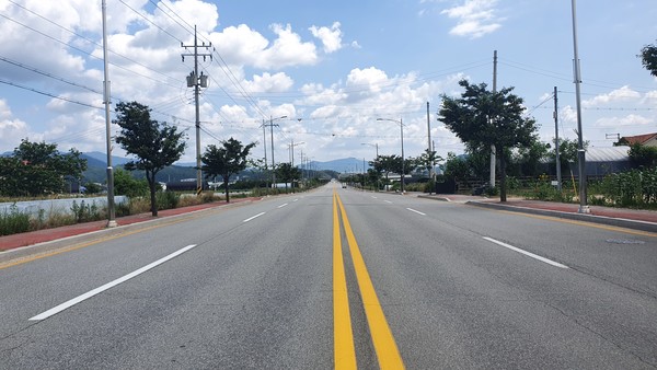 신북사거리에서 춘천운전면허시험장 약 2.4km 구간은 일자로 쭉 뻗은 직진도로 특성상 과속 차량이 많은 것으로 파악됐다. (사진=석민정 기자)