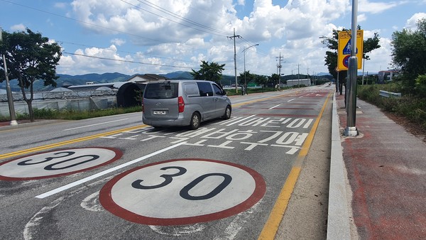 제한속도 30km를 알리는 어린이보호구역 표시가 있지만 대부분 속도를 지키지 않고 있다. (사진=석민정 기자)