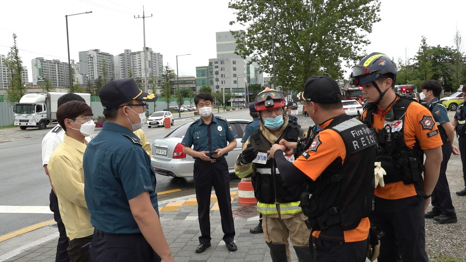 춘천경찰서-춘천소방서-춘천시청 관계자들이 실제 상황을 가장한 합동 훈련을 진행하고 있다. (사진=이정욱 기자)