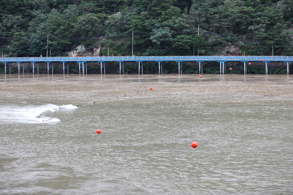 경찰정을 전복시킨 수상통제선. 거센 급류가 한눈에 보인다. (사진=이정욱 기자)