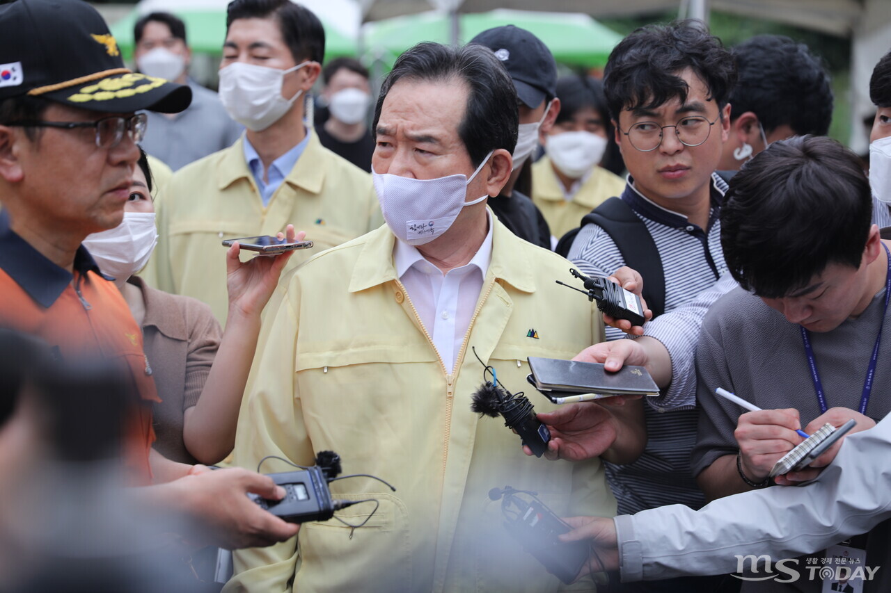 정세균 국무총리는 이날 지휘소 현장을 방문해 “행정안전부, 소방청, 경찰청 등 관계부처와 강원도, 춘천시 등 지방자치단체는 가용한 모든 인력과 장비를 동원해 실종자 수색에 최선을 다하라”고 당부했다. (사진=이정욱 기자)