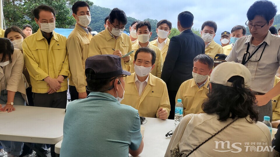 정세균 국무총리가 실종자 가족들에게 위로의 말과 함께 철저한 조사를 약속했다. (사진=박지영 기자)