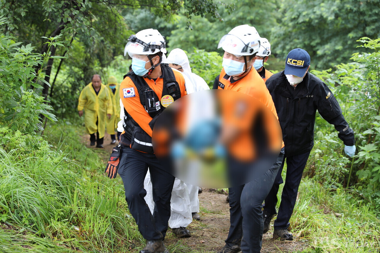 ​의암호 선박 전복 사고 구조당국이 10일 오전 8시쯤 춘천시 서면 덕두원리 등선폭포 인근 북한강에서 발견된 춘천시청 주무관 A씨로 추정되는 시신 1구를 병원으로 이송하고 있다.(사진=이정욱 기자)​