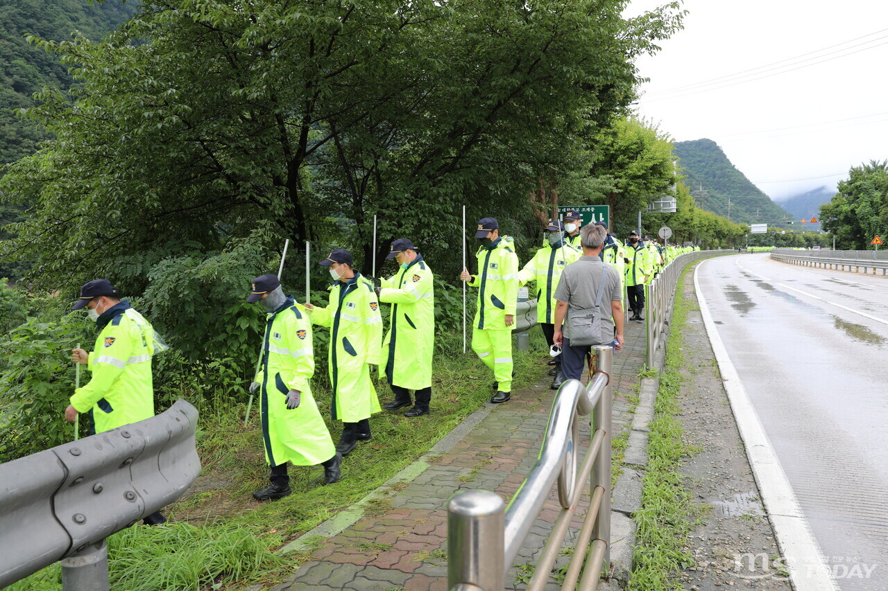 시신을 발견한 현장 주변에 다른 실종자는 없는지 경찰병력이 투입돼 수색에 나섰다. (사진=이정욱 기자)